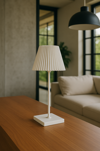 Elegante LED-Tischleuchte mit Akku